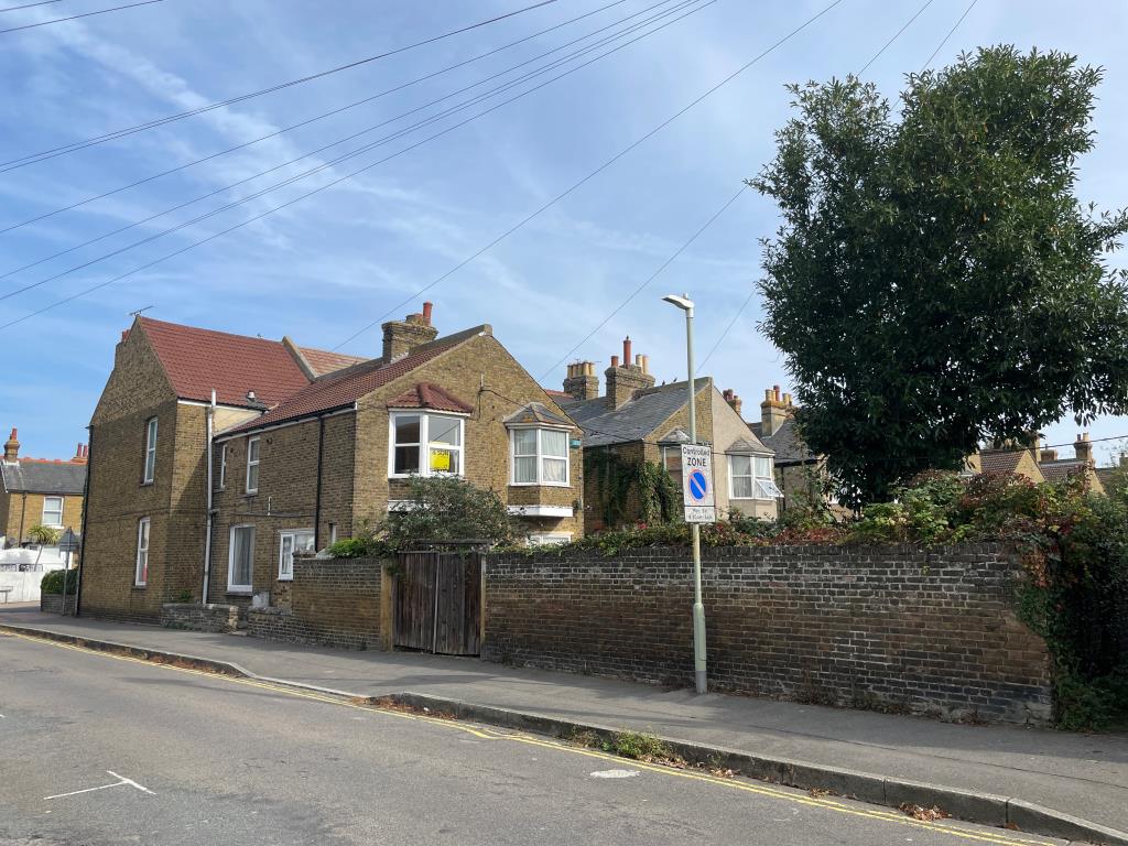 Lot: 134 - FOUR-BEDROOM PROPERTY WITH PARKING FOR REFURBISHMENT - Rear of property showing garden and parking